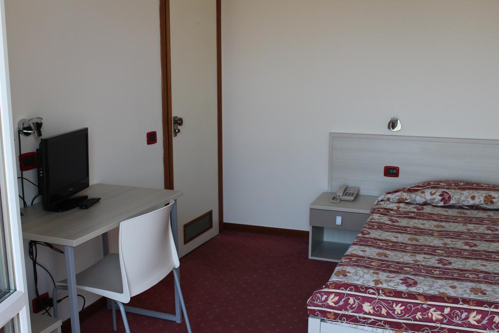 Hotel Fiesta Casalpusterlengo Bagian luar foto