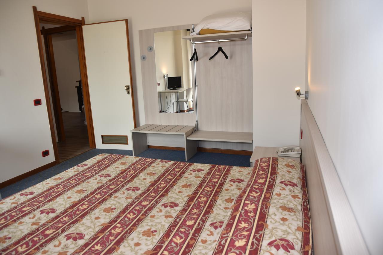 Hotel Fiesta Casalpusterlengo Ruang foto