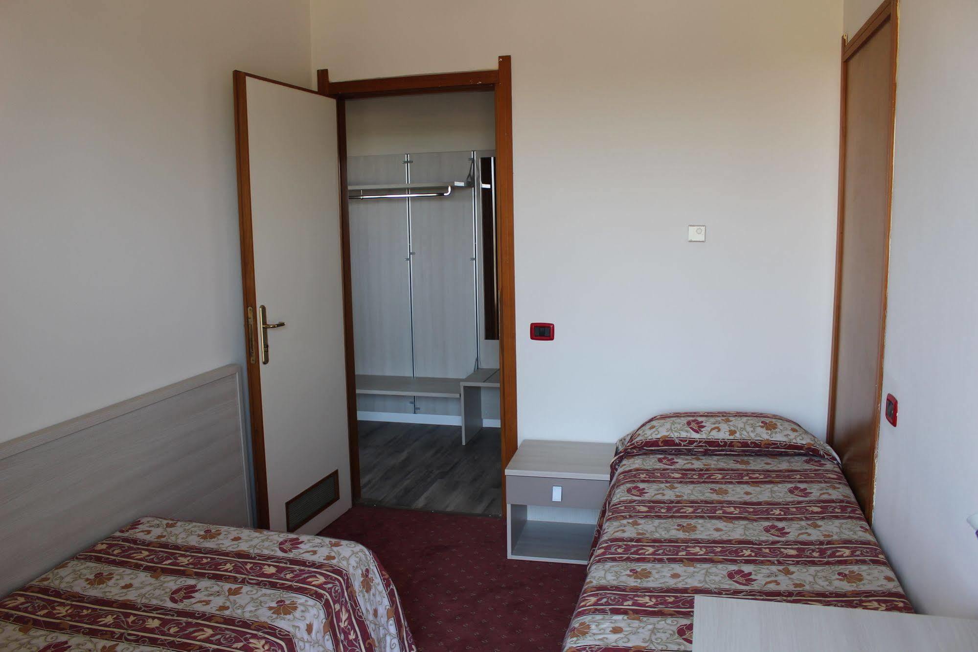 Hotel Fiesta Casalpusterlengo Bagian luar foto