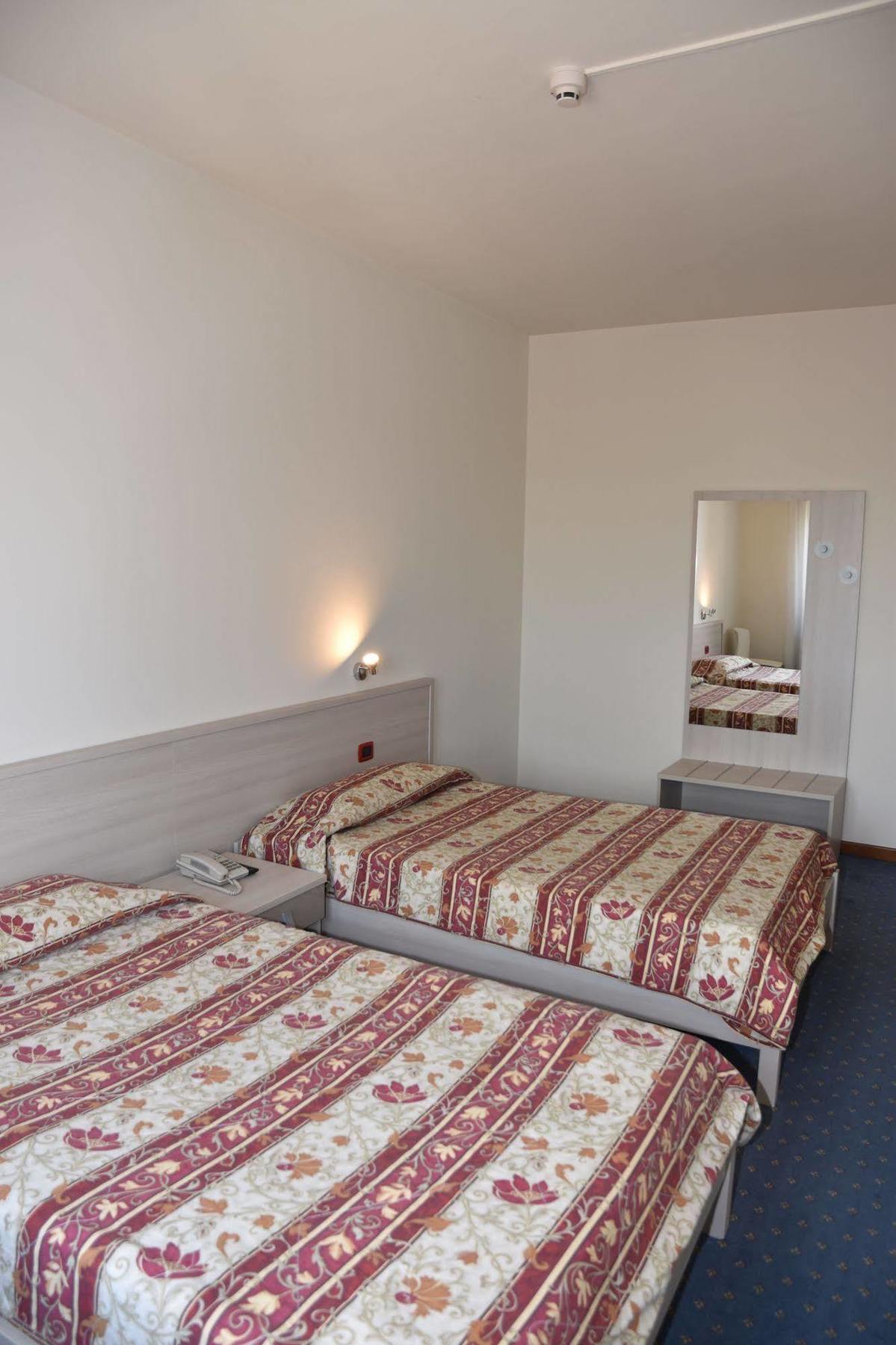 Hotel Fiesta Casalpusterlengo Bagian luar foto