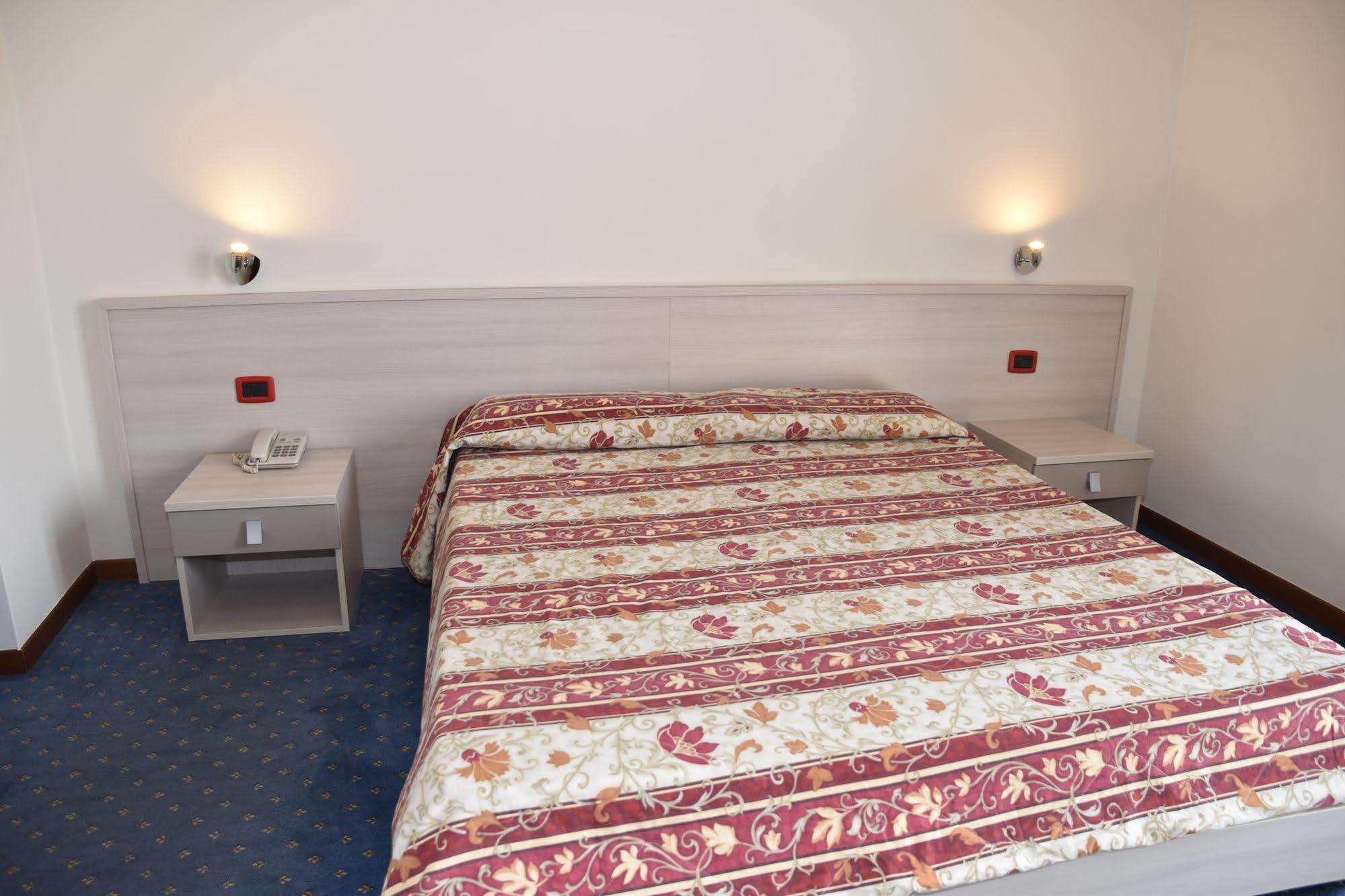 Hotel Fiesta Casalpusterlengo Bagian luar foto