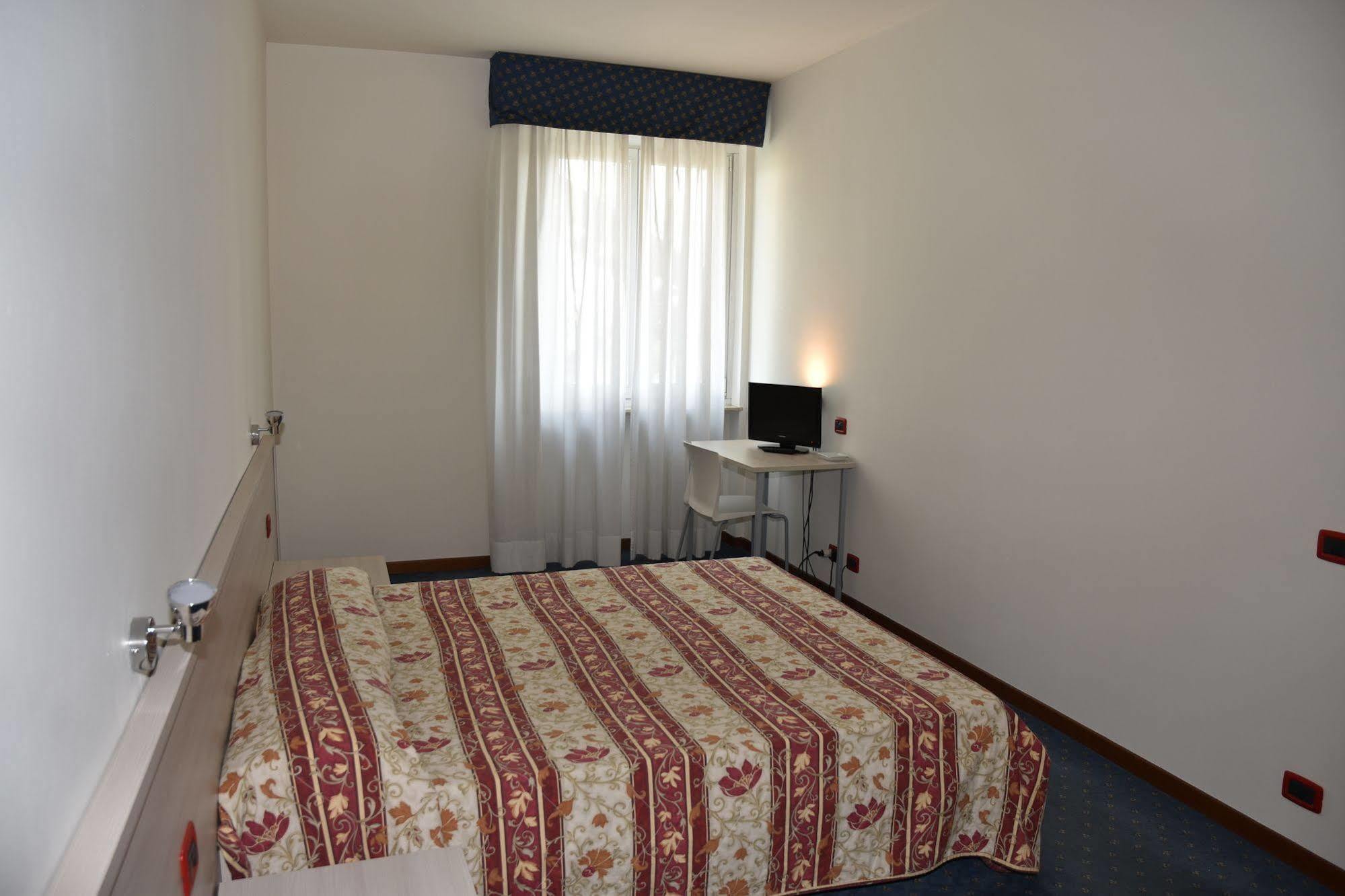 Hotel Fiesta Casalpusterlengo Bagian luar foto